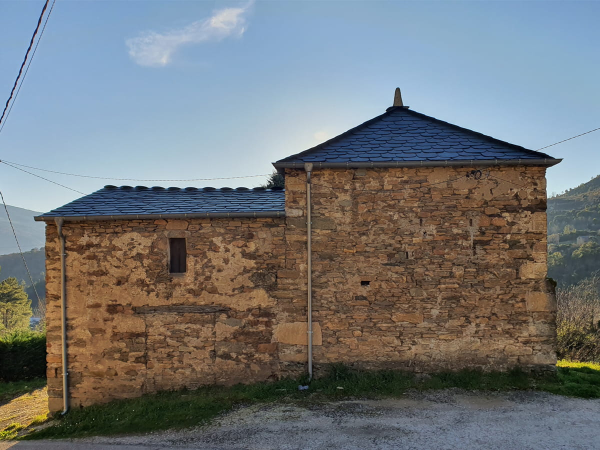 Iglesia de san miguel con tejado de pizarra | xagoaza